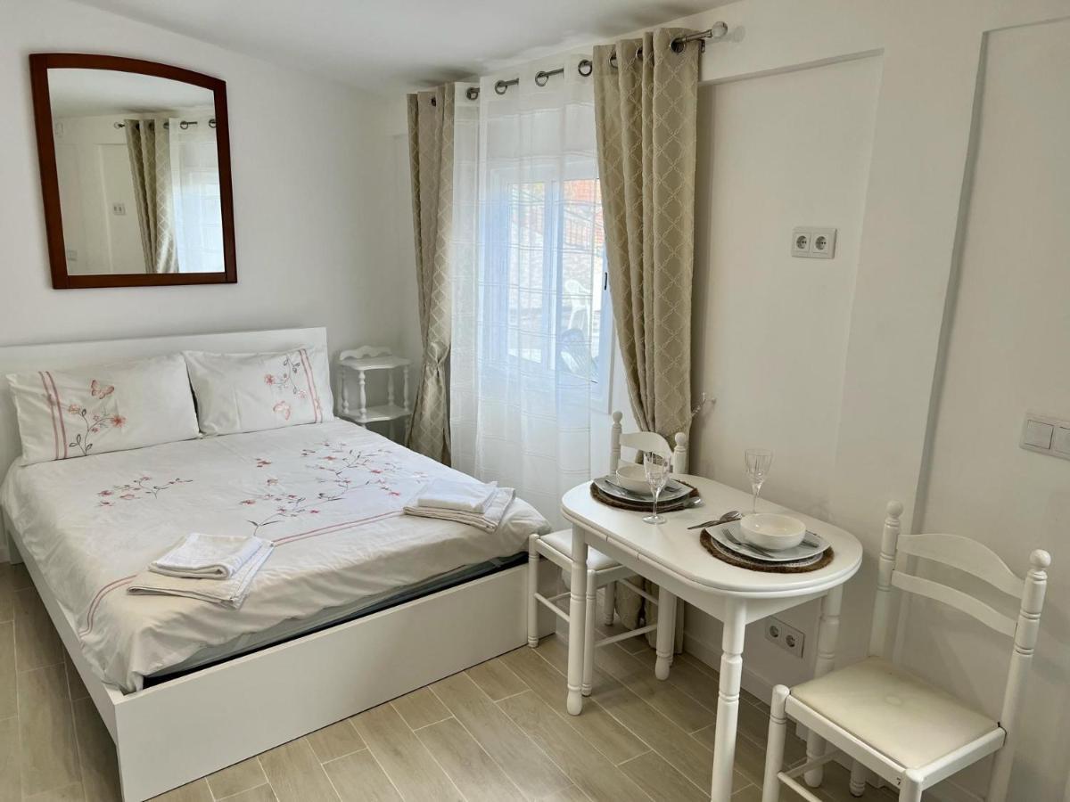 Modern Minimalist Studio With Essential Comfort Funchal  Exteriör bild