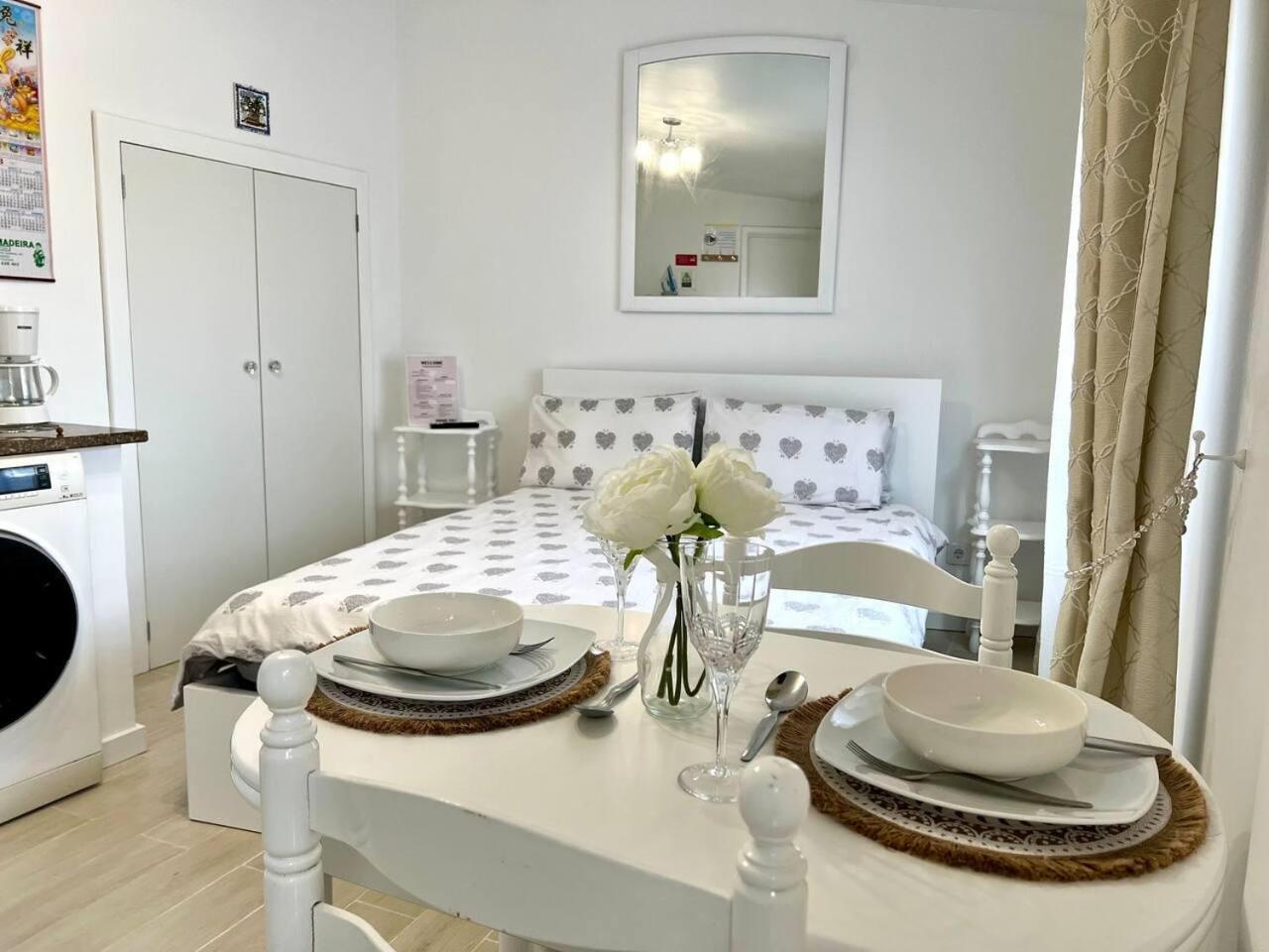 Modern Minimalist Studio With Essential Comfort Funchal  Exteriör bild