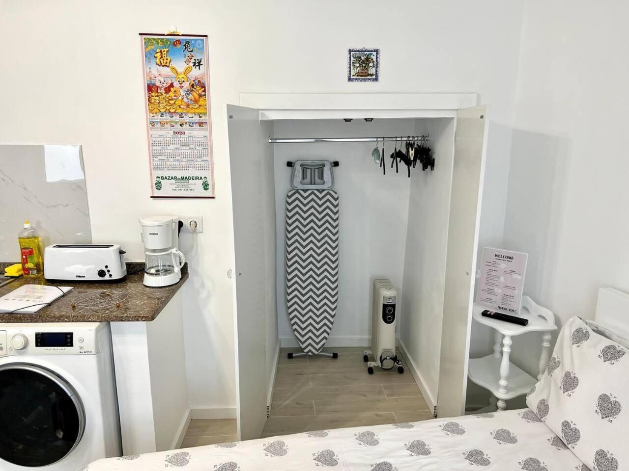 Modern Minimalist Studio With Essential Comfort Funchal  Exteriör bild