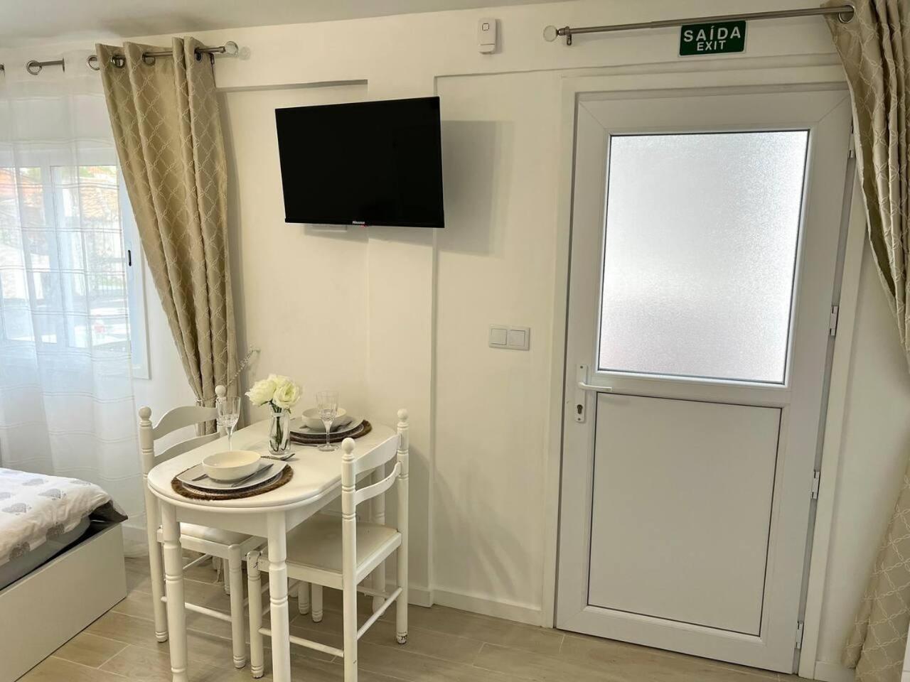 Modern Minimalist Studio With Essential Comfort Funchal  Exteriör bild