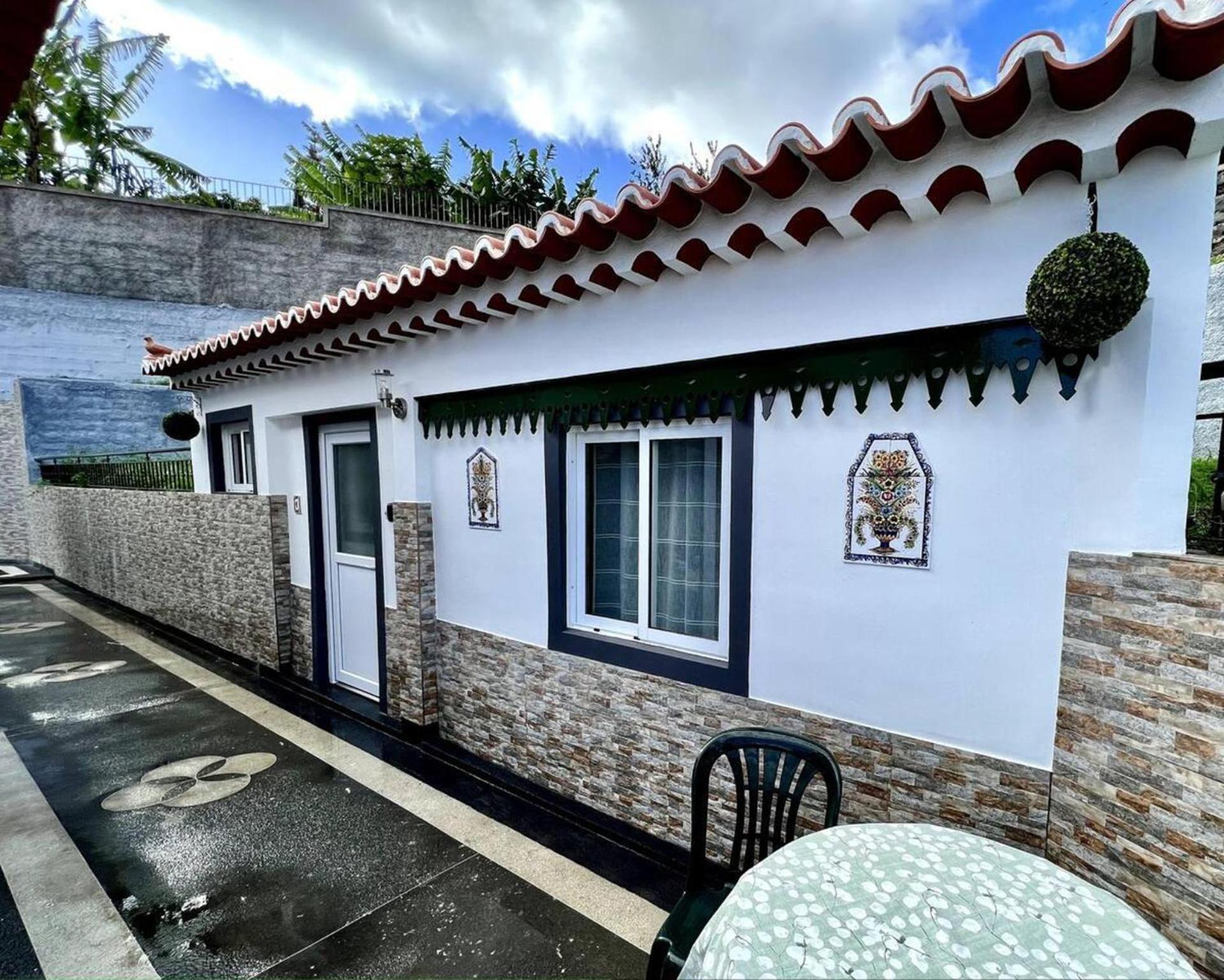Modern Minimalist Studio With Essential Comfort Funchal  Exteriör bild
