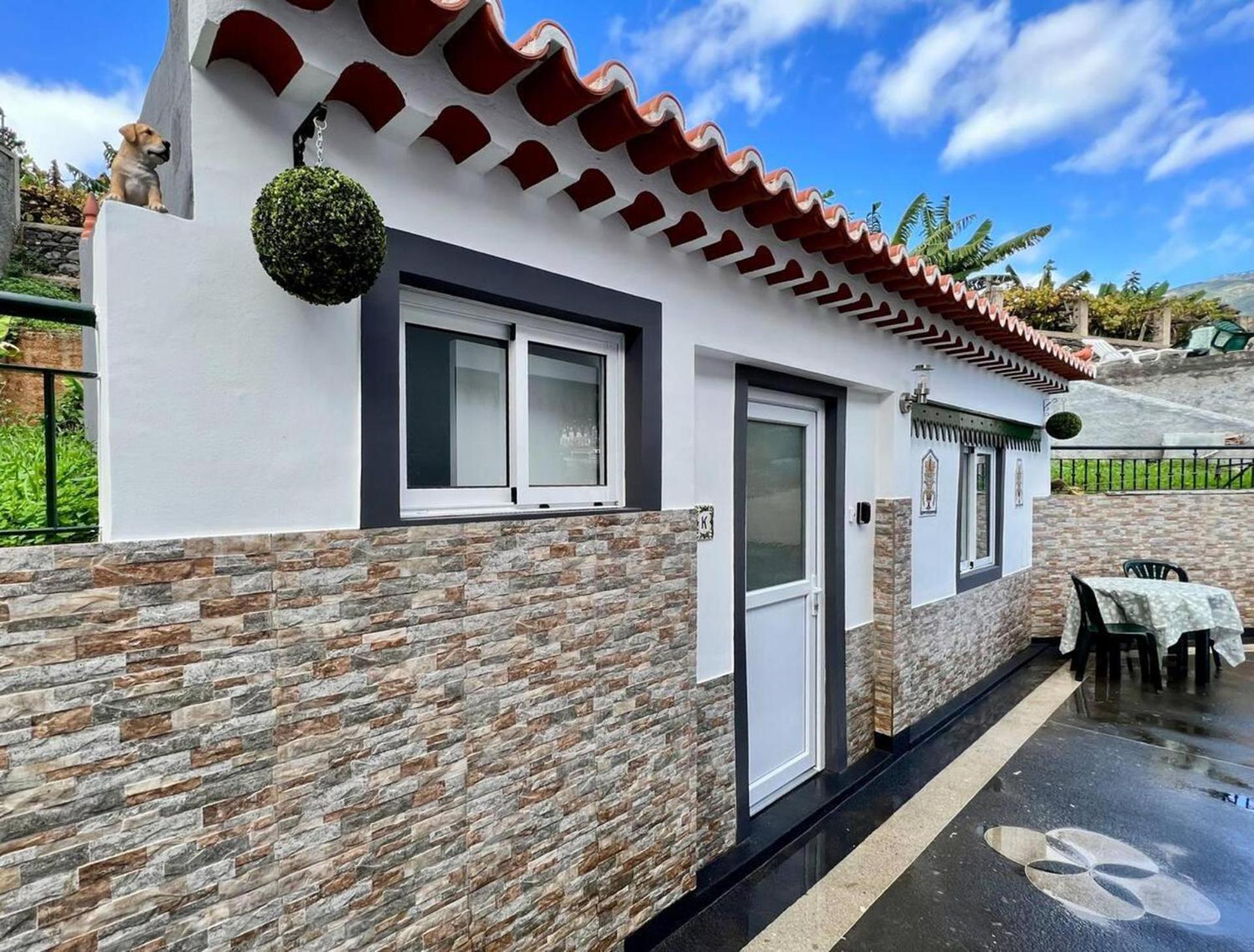 Modern Minimalist Studio With Essential Comfort Funchal  Exteriör bild